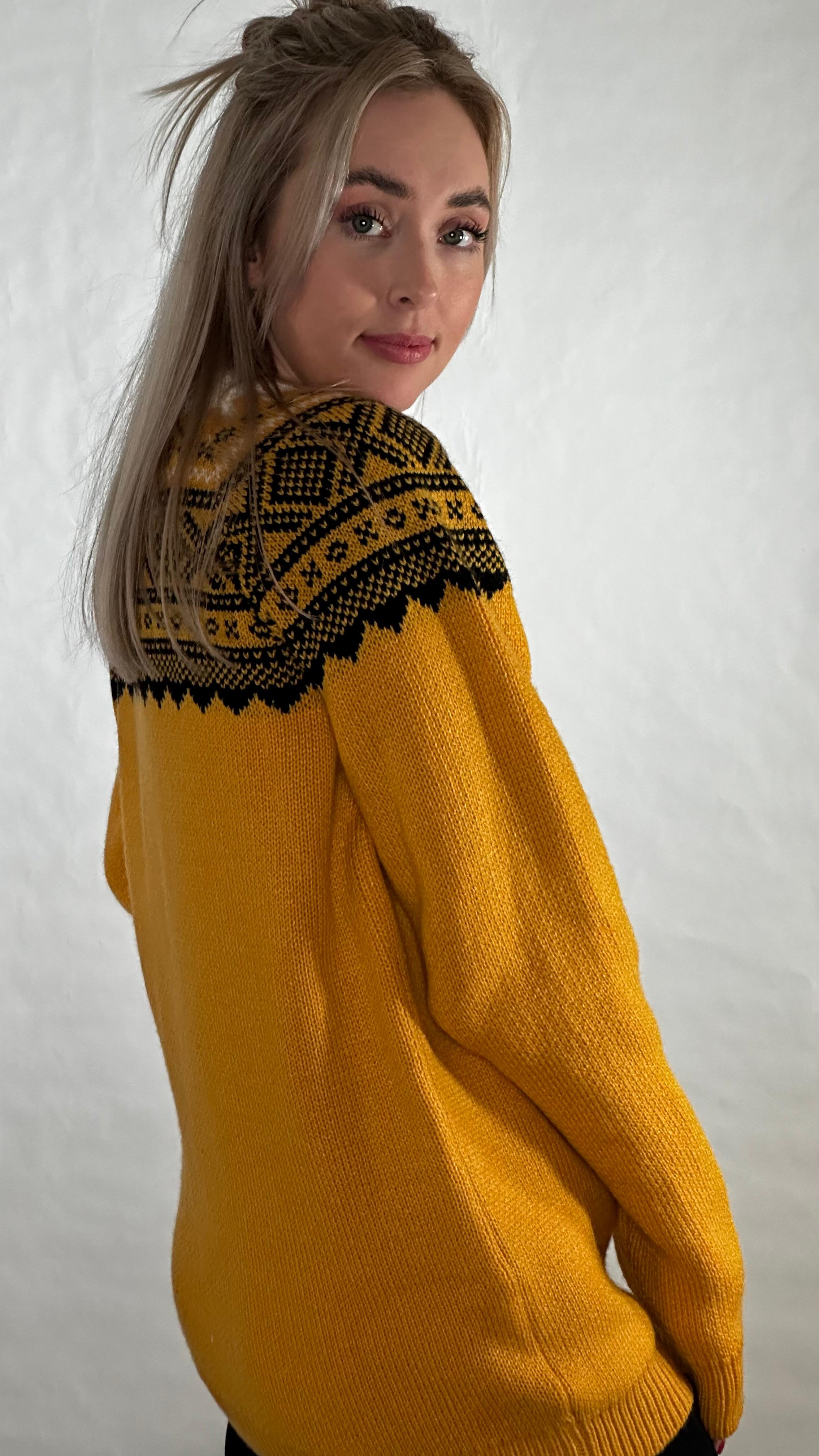 Alpakka-ullgenser i mørk, orange og hvit mønster